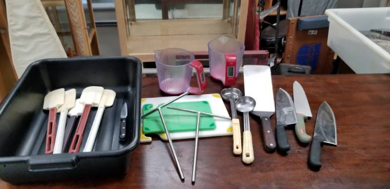lot 4261 image: Knives, Spatulas, Rubber Scrapers�