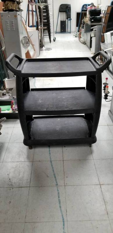 lot 4264 image: Plastic 3 Shelf Rolling Cart