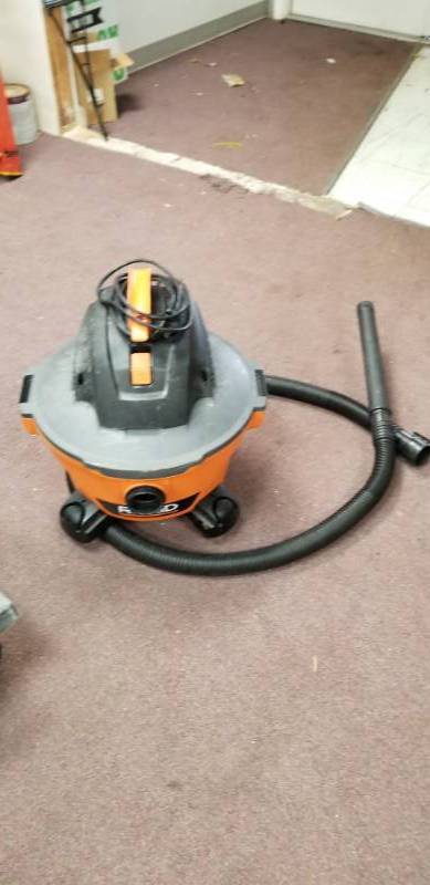 lot 4274 image: Small Shop Vac