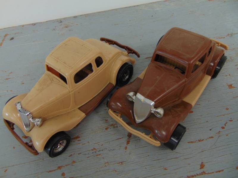 lot 1460 image: 2 Durant Plastics 1934 Ford Victorias
