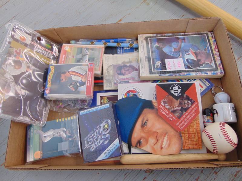 lot 1484 image: Lot of Basketball - Baseball Cards Memorabilia
