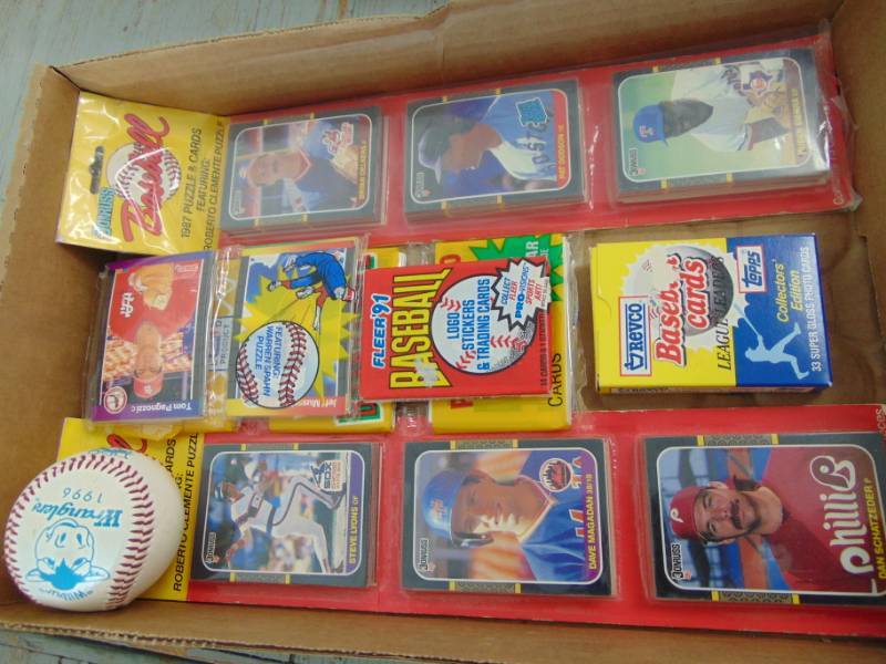 lot 1492 image: Donruss Fleer and more collectible Baseball Cards