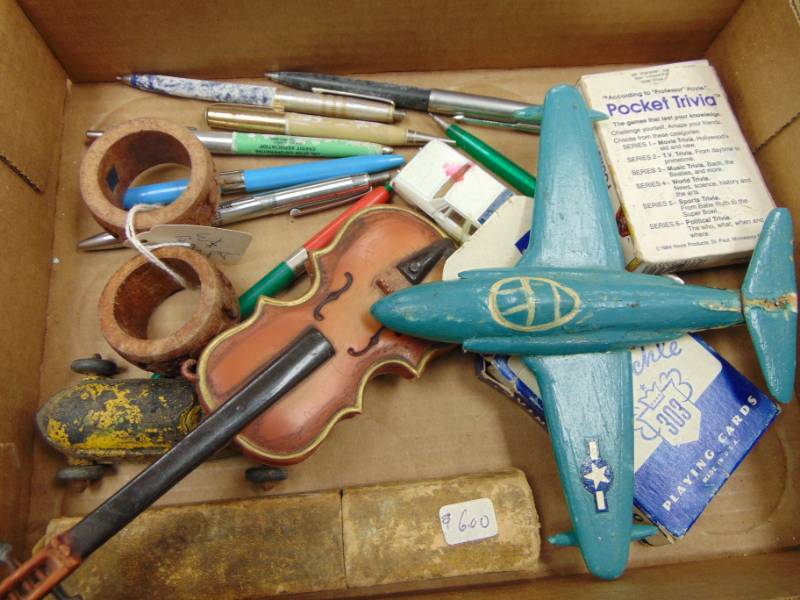 lot 1504 image: Miscellaneous vintage toys and collectibles