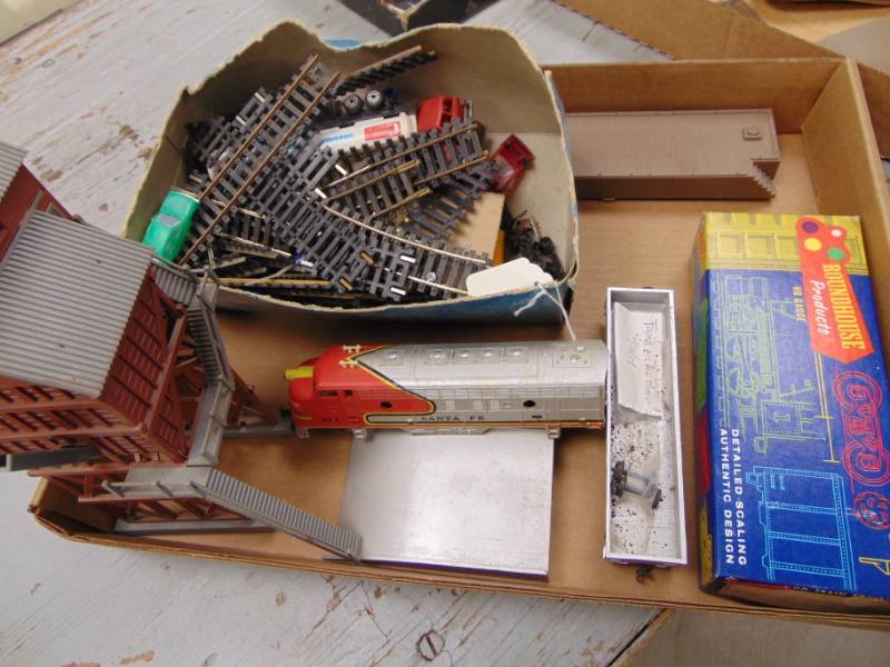 lot 1511 image: HO Train Pieces and Parts