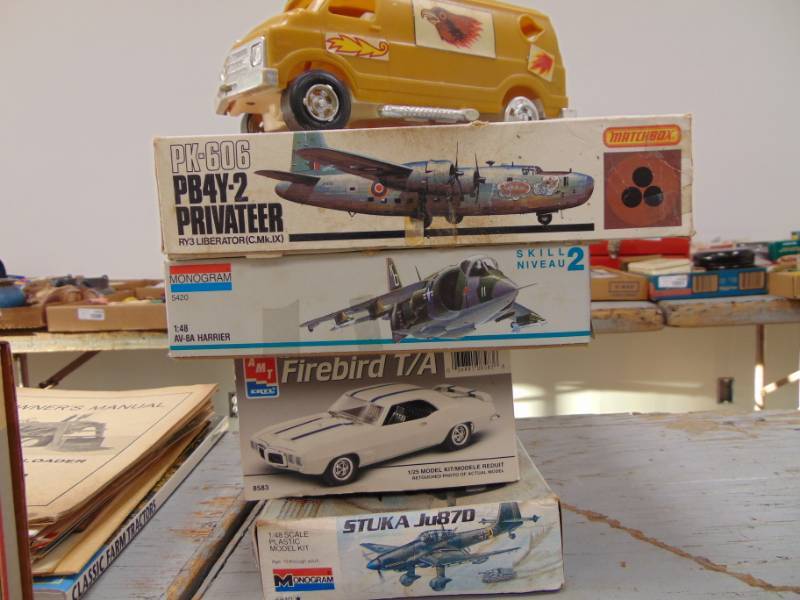 lot 1512 image: 4 Models and one model van already assembled