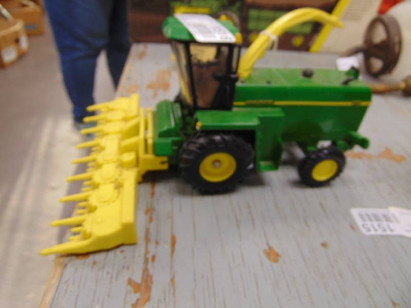 lot 1516 image: John Deere Combine - plastic Header