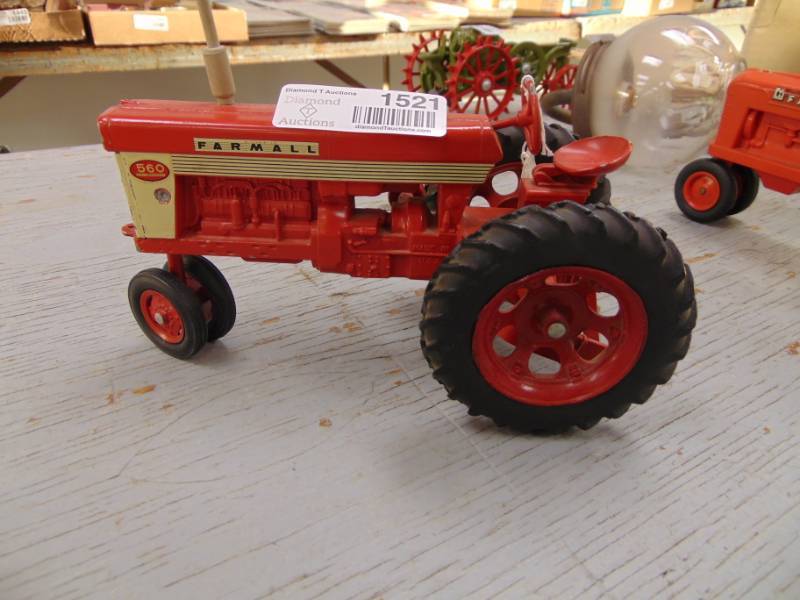 lot 1521 image: Farmall 560 Diecast Tractor