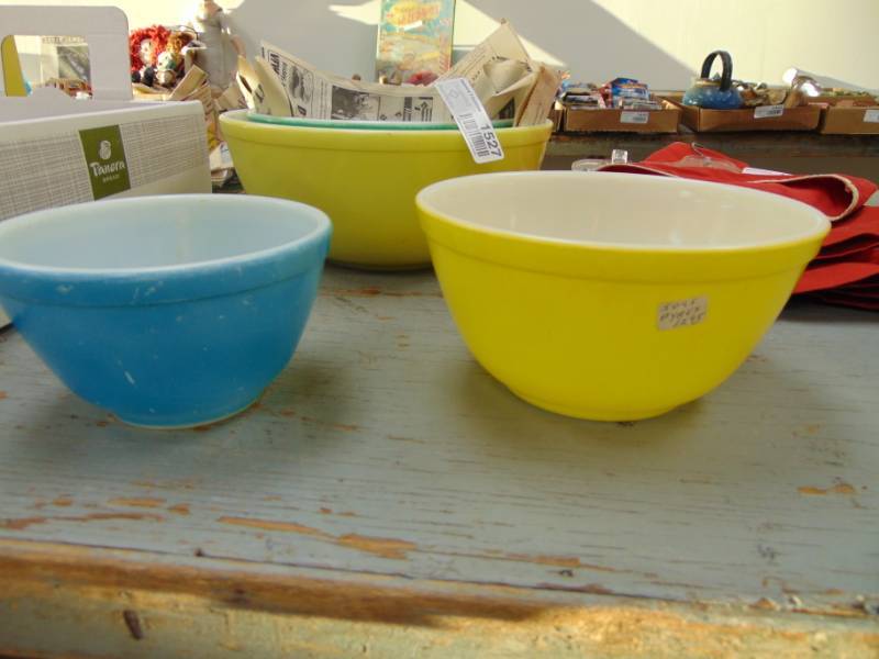 lot 1527 image: Four Pyrex Nesting Bowls