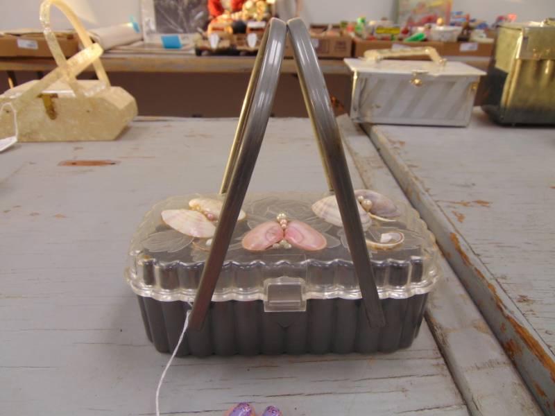 lot 1537 image: Vintage Shell purse