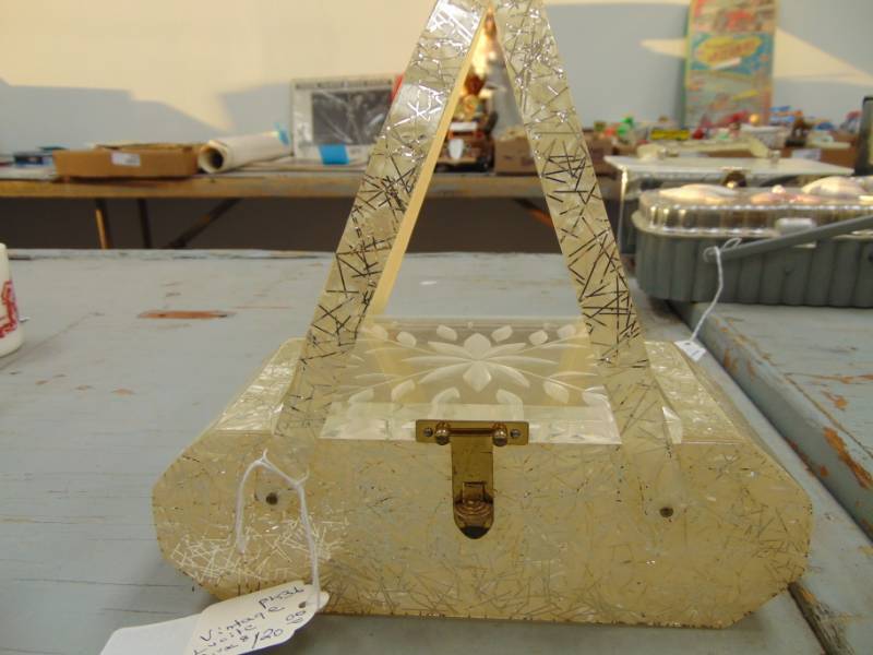 lot 1538 image: Vintage Lucite Purse