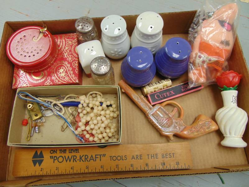 lot 1551 image: Vintage Pape Goods - Skelly- Derby and More