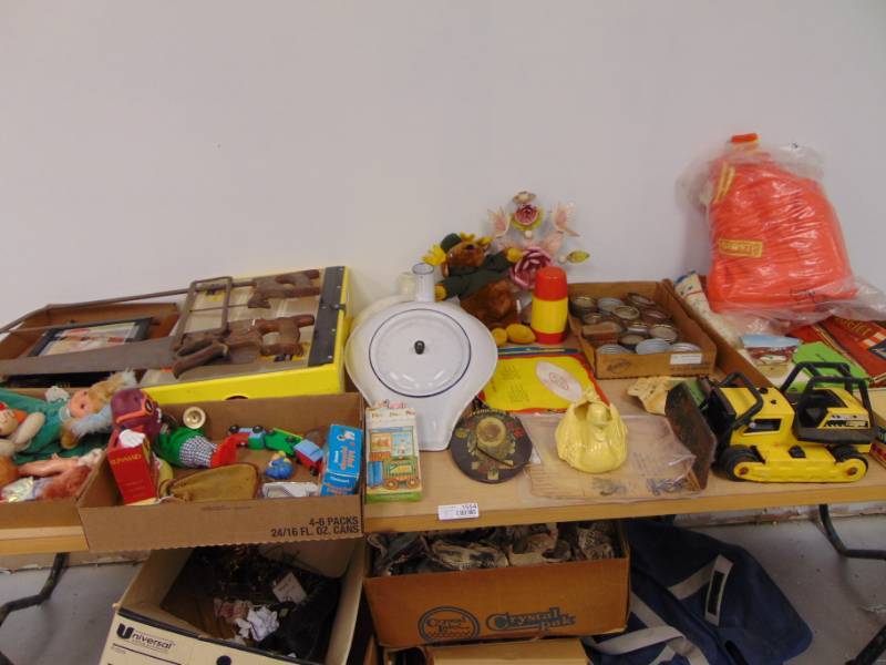 lot 1554 image: Contents of Table