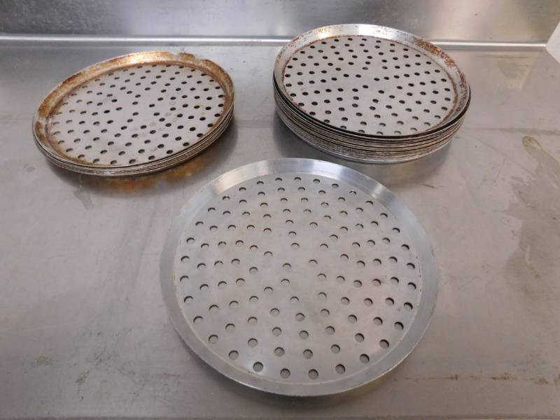 lot 1543 image: 21 Perforated Pizza Pans