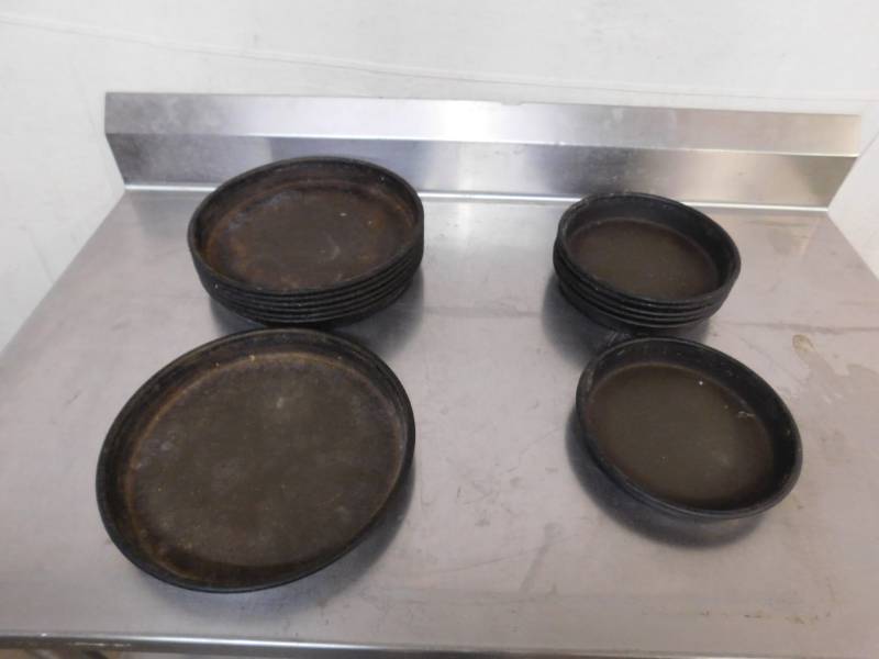 lot 1545 image: 13 Pizza Pans