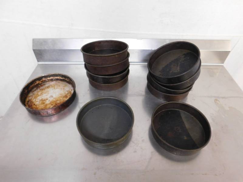 lot 1546 image: 15 Pizza Pans