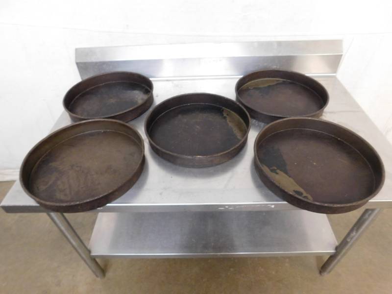 lot 1547 image: 5 Pizza Pans