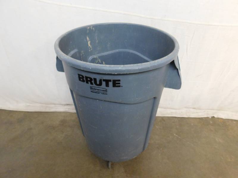 lot 1551 image: Brute Rubbermaid Trash Can