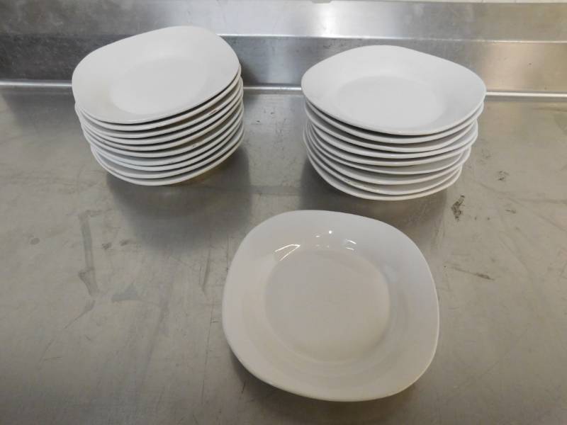 lot 1554 image: 20 Royal Norfolk Ceramic Bowls