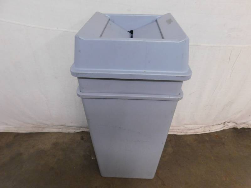 lot 39 image: 2 Square Trash Cans with One Lid