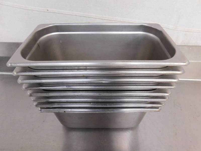 lot 1754 image: Eight 13 x 6 Inch Pans