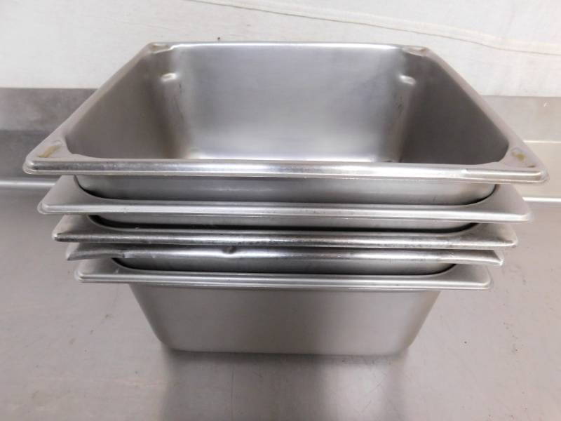 lot 1755 image: Five 12 x 6 Inch Pans