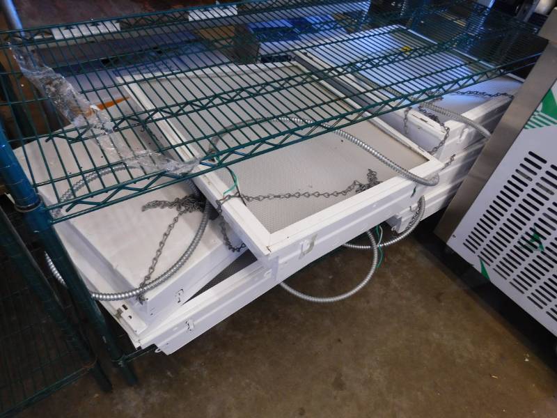 lot 21 image: Fluorescent Box Lights