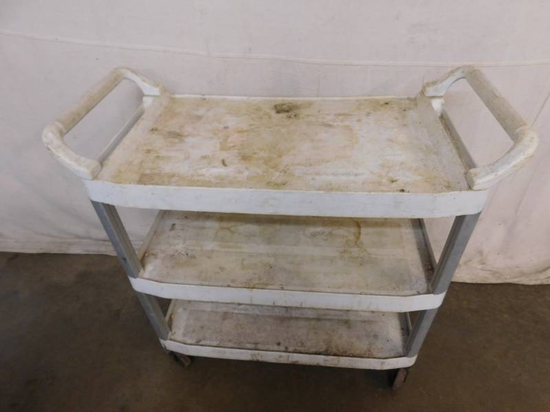 lot 20 image: Rubbermaid Plastic Rolling Cart