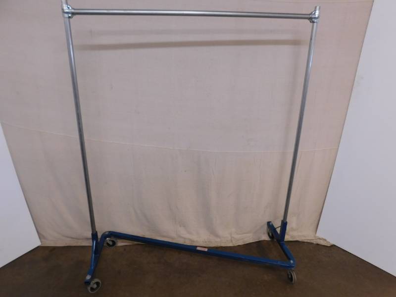lot 11 image: Metal Clothes Rack