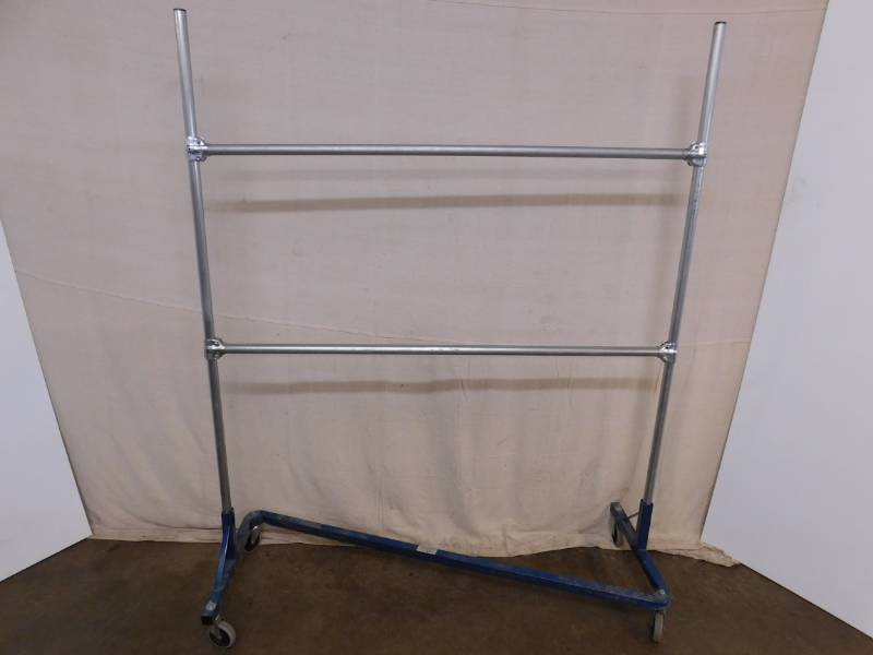 lot 16 image: Metal Clothes Rack