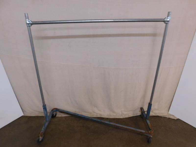 lot 18 image: Metal Clothes Rack