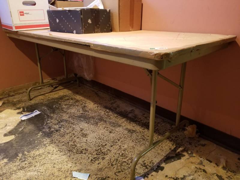 lot 1012 image: 6Ft Wood Grain Table With Folding Legs