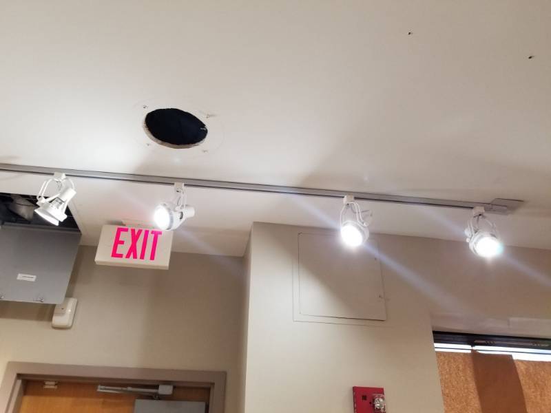 lot 2005 image: Track Lighting 4 Lights