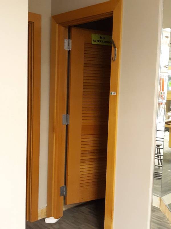 lot 2026 image: 3 Dressing Rooms Contents