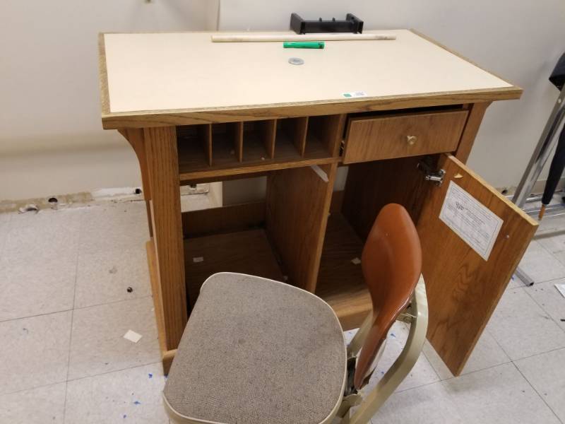 lot 3004 image: Wood Stand and Chair