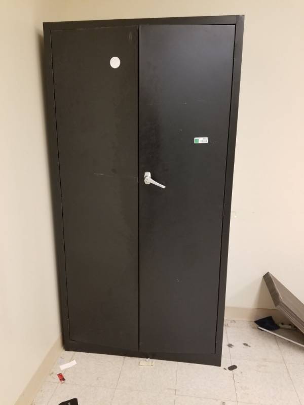 lot 3013 image: 5 Shelf Metal Cabinet