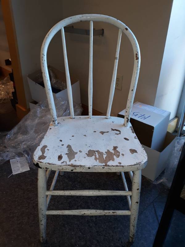 lot 3028 image: 2 Chairs and 4 Framed Vintage Photos