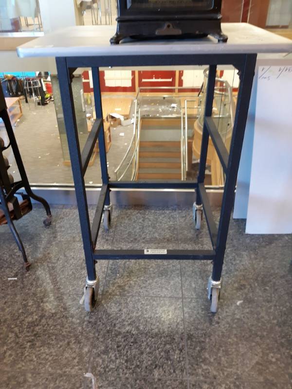 lot 3035 image: Rolling Cart