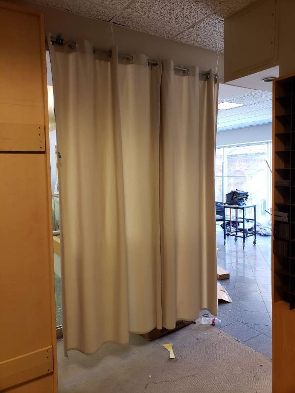 lot 3080 image: Curtain rod and curtain