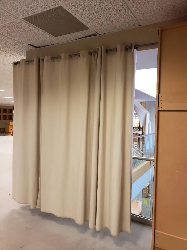 lot 3082 image: Curtain rod and curtain