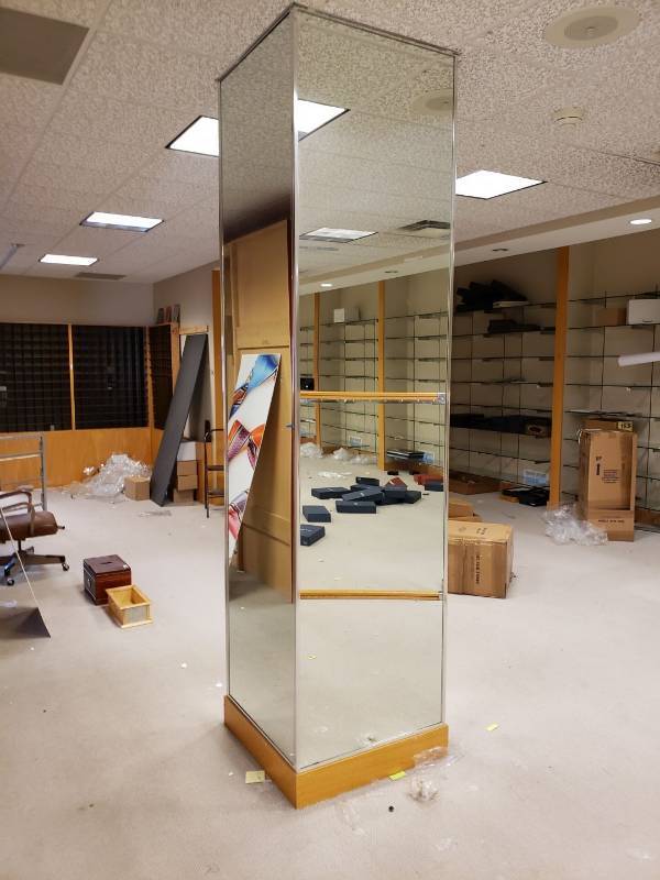 lot 3109 image: 4 mirrors on each side of pillar