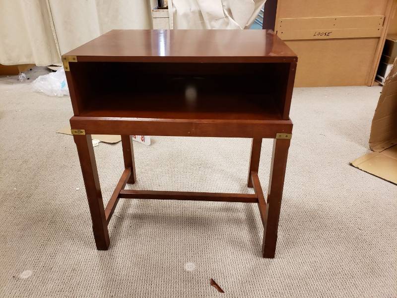 lot 3142 image: Wooden table or nightstand