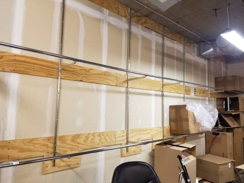 lot 3154 image: Wall Mount Clothes Rack
