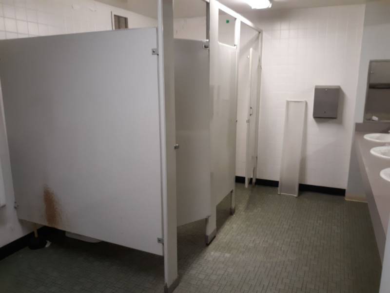 lot 3187 image: Mens Bathroom Contents