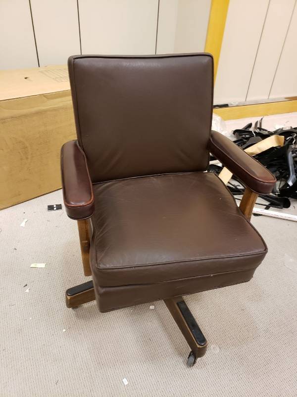lot 3207 image: swivel office chair