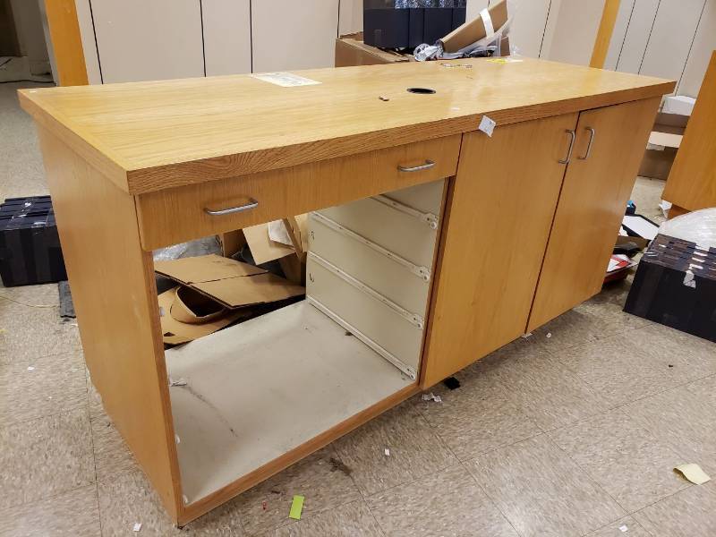 lot 3220 image: oak wooden counter