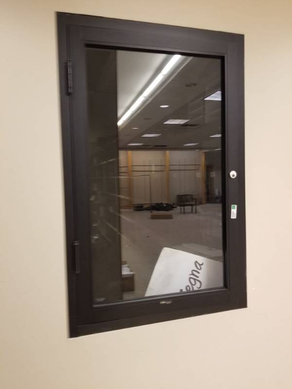 lot 3232 image: Glass Window