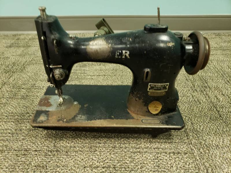 lot 4445 image: Singer sewing machine
