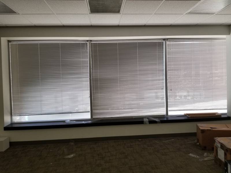 lot 4475 image: Silver Metal Blinds