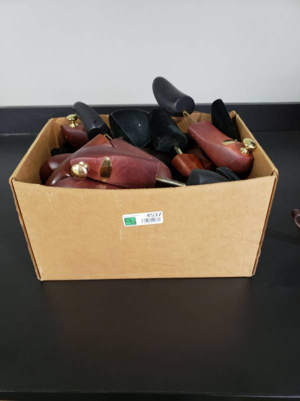 lot 4537 image: Various Allen Edmonds Shoe Horns