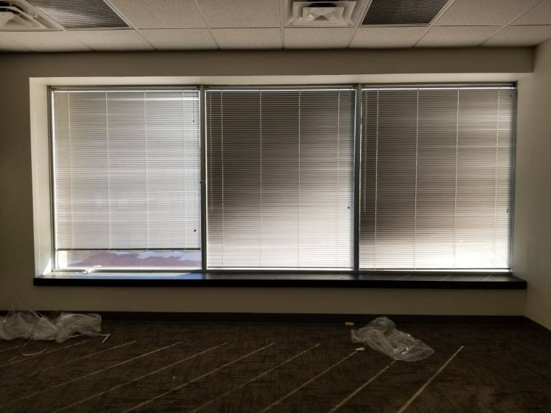 lot 4547 image: Silver Metal Blinds